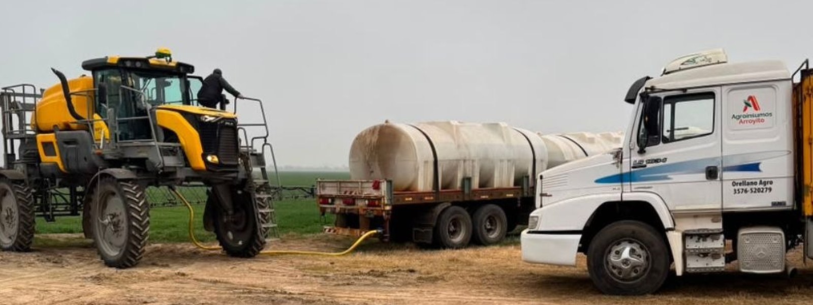 Pulverizadora cargando desde el camión de Agroinsumos Arroyito en el lote